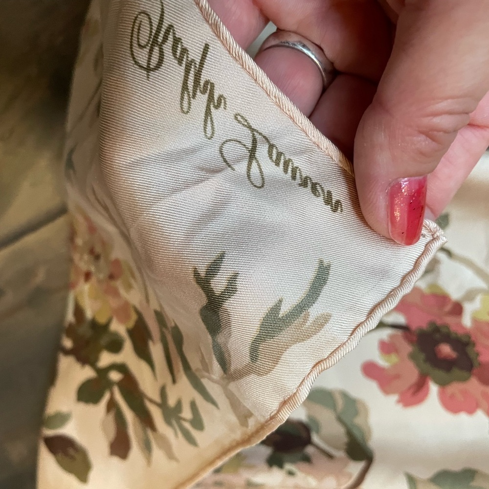 RALPH LAUREN
Beautiful Floral Square Scarf… - Picture 5 of 5